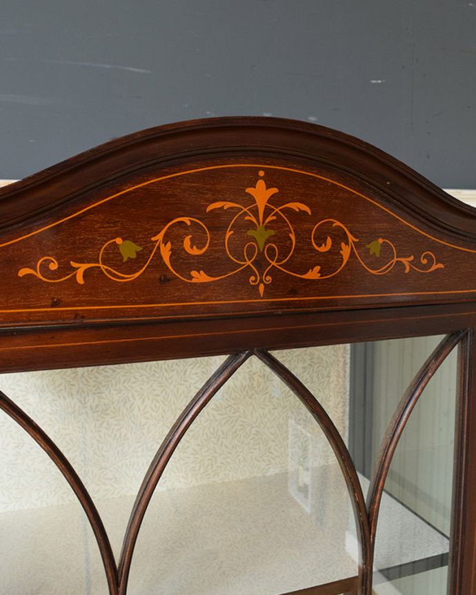 アンティークのキャビネット　アンティーク家具　象嵌入りの美しい英国インテリア、アンティークガラスキャビネット（鍵付き）。植物モチーフの象嵌が入っています。(q-951-f)