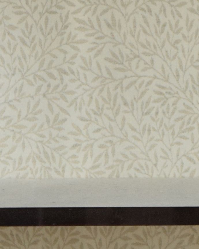 アンティークのキャビネット　アンティーク家具　象嵌入りの美しい英国インテリア、アンティークガラスキャビネット（鍵付き）。柄物の食器やお気に入りのアイテムが引き立つような生地になっています。(q-951-f)