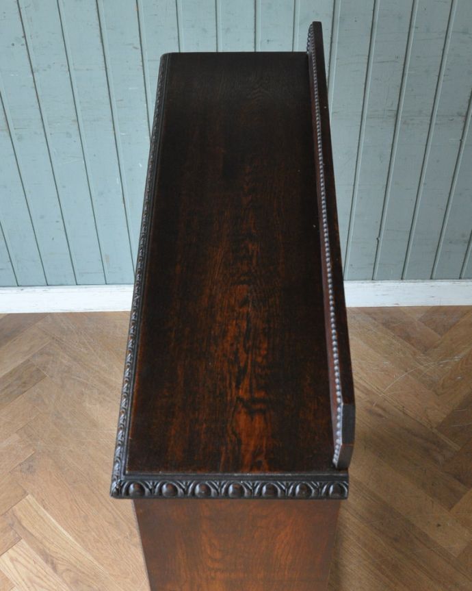 アンティークのキャビネット　アンティーク家具　美しいステンドグラスの扉、英国輸入のアンティーク家具（ブックケース）。天板もピカピカにお直ししました。(q-952-f)