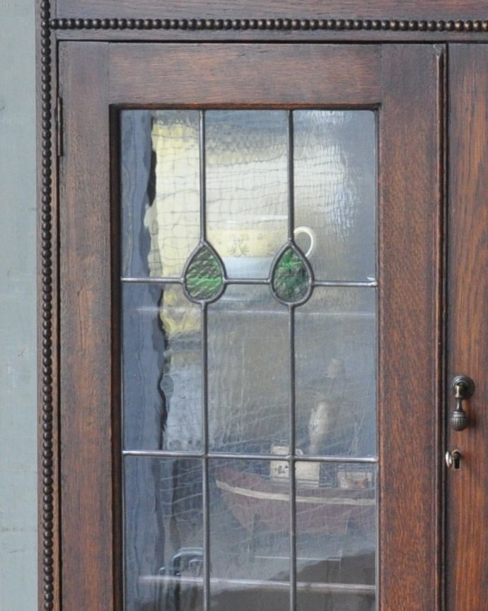 アンティークのキャビネット　アンティーク家具　美しいステンドグラスの扉、英国輸入のアンティーク家具（ブックケース）。キラキラと表情を変えるガラスです。(q-952-f)