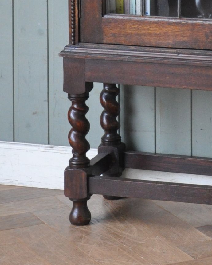 アンティークのキャビネット　アンティーク家具　美しいステンドグラスの扉、英国輸入のアンティーク家具（ブックケース）。安定感のある脚がしっかり支えます。(q-952-f)