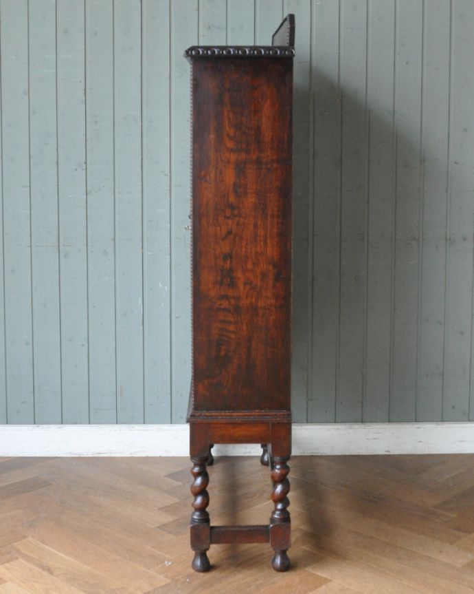 アンティークのキャビネット　アンティーク家具　美しいステンドグラスの扉、英国輸入のアンティーク家具（ブックケース）。横から見てもピカピカです。(q-952-f)