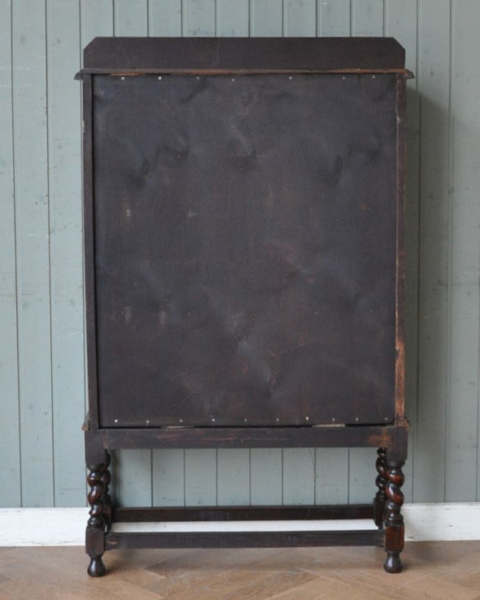 アンティークのキャビネット　アンティーク家具　美しいステンドグラスの扉、英国輸入のアンティーク家具（ブックケース）。アンティークは新品ではないので、もちろん経年変化によるキズはありますが、専門の職人が目立たないようキレイにお直しをしているので、後姿までキレイです。(q-952-f)