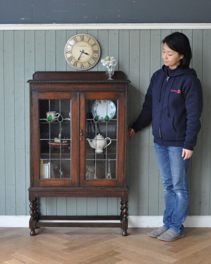 アンティークのキャビネット　アンティーク家具　美しいステンドグラスの扉、英国輸入のアンティーク家具（ブックケース）。ショーケースのように、お気に入りの雑貨や食器を並べてみましょう。(q-952-f)