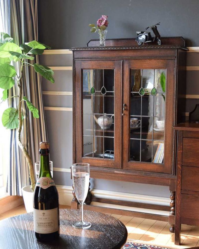 アンティークのキャビネット　アンティーク家具　美しいステンドグラスの扉、英国輸入のアンティーク家具（ブックケース）。このステキなキャビネットは、正直、場所を問わずどこに置いても似合う！ダイニングではカップボードとして、お気に入りの食器を飾りながら収納。(q-952-f)