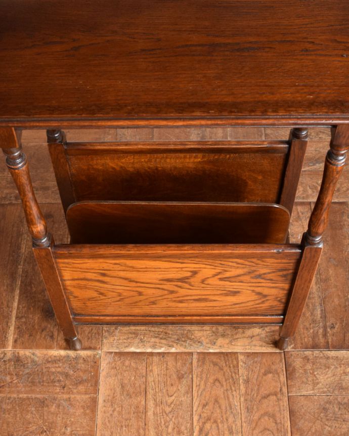 アンティークのテーブル　アンティーク家具　便利なマガジンラック付き、オーク材のアンティークサイドテーブル。中までしっかりとお手入れしています。(q-953-f)