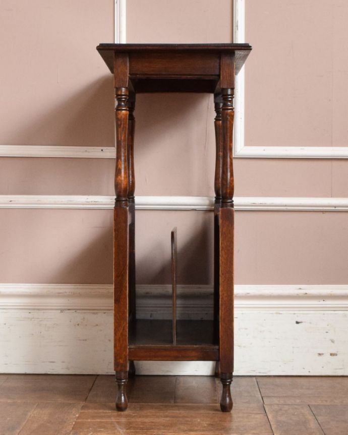 アンティークのテーブル　アンティーク家具　便利なマガジンラック付き、オーク材のアンティークサイドテーブル。アンティークは新品ではないので、もちろん経年変化によるキズはありますが、専門の職人が目立たないようキレイにお直しをしているので、どこから見てもキレイです。(q-953-f)