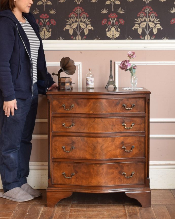 アンティークのチェスト　アンティーク家具　木目の美しさに魅了されるアンティーク英国家具、ウォルナット材の４段チェスト 。とても品のある木目です。(q-954-f)