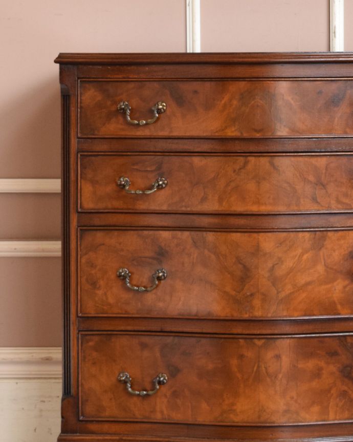 アンティークのチェスト　アンティーク家具　木目の美しさに魅了されるアンティーク英国家具、ウォルナット材の４段チェスト 。落ち着きがあって高級な印象を与えてくれます。(q-954-f)