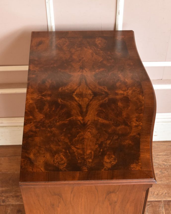 アンティークのチェスト　アンティーク家具　木目の美しさに魅了されるアンティーク英国家具、ウォルナット材の４段チェスト 。天板も木目がとってもキレイです。(q-954-f)