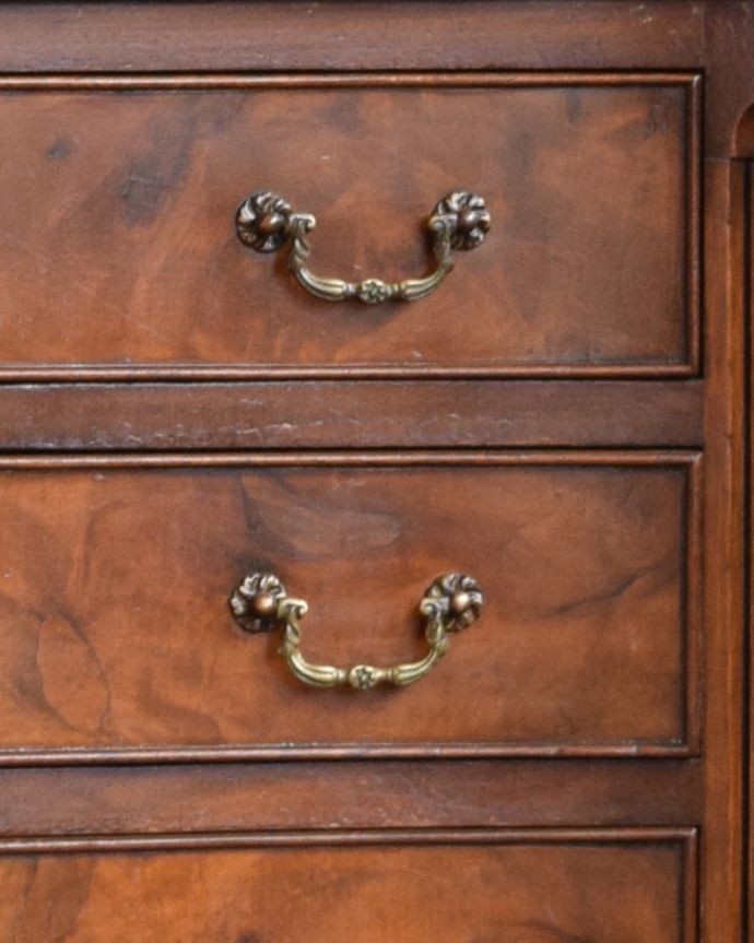 アンティークのチェスト　アンティーク家具　木目の美しさに魅了されるアンティーク英国家具、ウォルナット材の４段チェスト 。凝っていて高級感があるオシャレな取っ手です。(q-954-f)