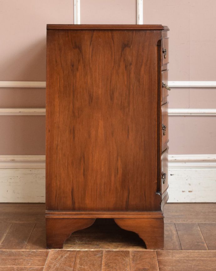 アンティークのチェスト　アンティーク家具　木目の美しさに魅了されるアンティーク英国家具、ウォルナット材の４段チェスト 。サイドから見ても絵になります。(q-954-f)