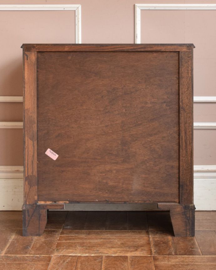 アンティークのチェスト　アンティーク家具　木目の美しさに魅了されるアンティーク英国家具、ウォルナット材の４段チェスト 。アンティークは新品ではないので、もちろん経年変化によるキズはありますが、専門の職人が目立たないようキレイにお直しをしているので、後姿までキレイです。(q-954-f)