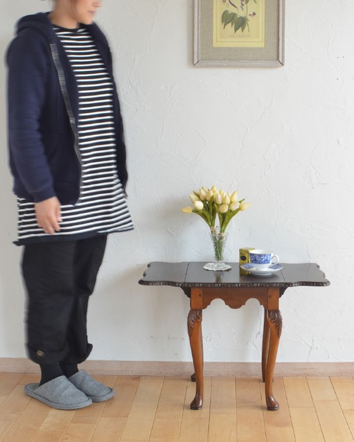 アンティークのテーブル アンティーク家具 伸張式で便利なコーヒーテーブル、アンティークの英国家具(ウォルナット材)。どこでも置けるちょうどいいサイズのテーブル。(q-955-f)