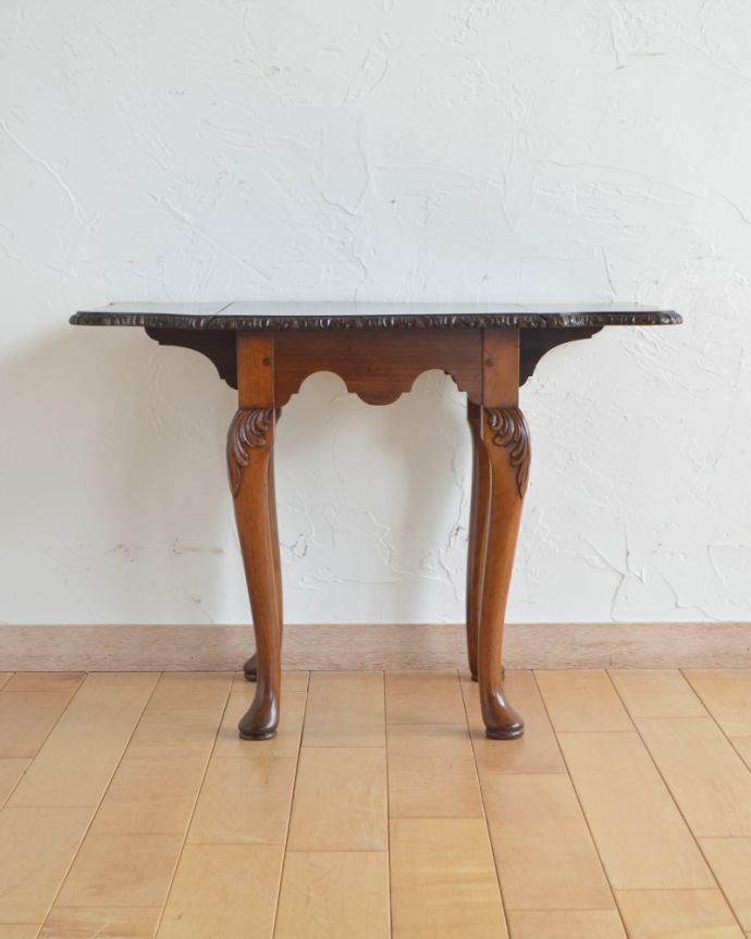 アンティークのテーブル アンティーク家具 伸張式で便利なコーヒーテーブル、アンティークの英国家具(ウォルナット材)。もちろん常に広げた状態でもお使いいただけます。(q-955-f)