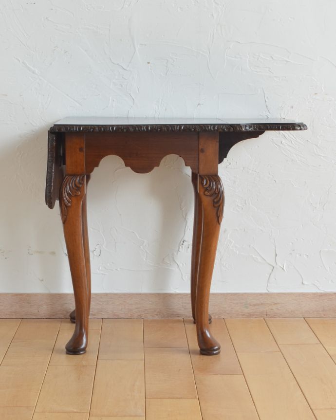 アンティークのテーブル アンティーク家具 伸張式で便利なコーヒーテーブル、アンティークの英国家具(ウォルナット材)。片開きの状態でもご使用頂けます。(q-955-f)