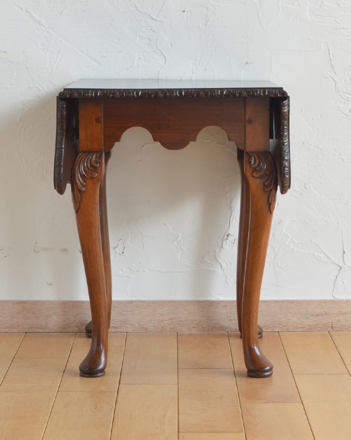 アンティークのテーブル アンティーク家具 伸張式で便利なコーヒーテーブル、アンティークの英国家具(ウォルナット材)。ちょっとした場所に広げられるので、お茶の時間にピッタリ!。(q-955-f)