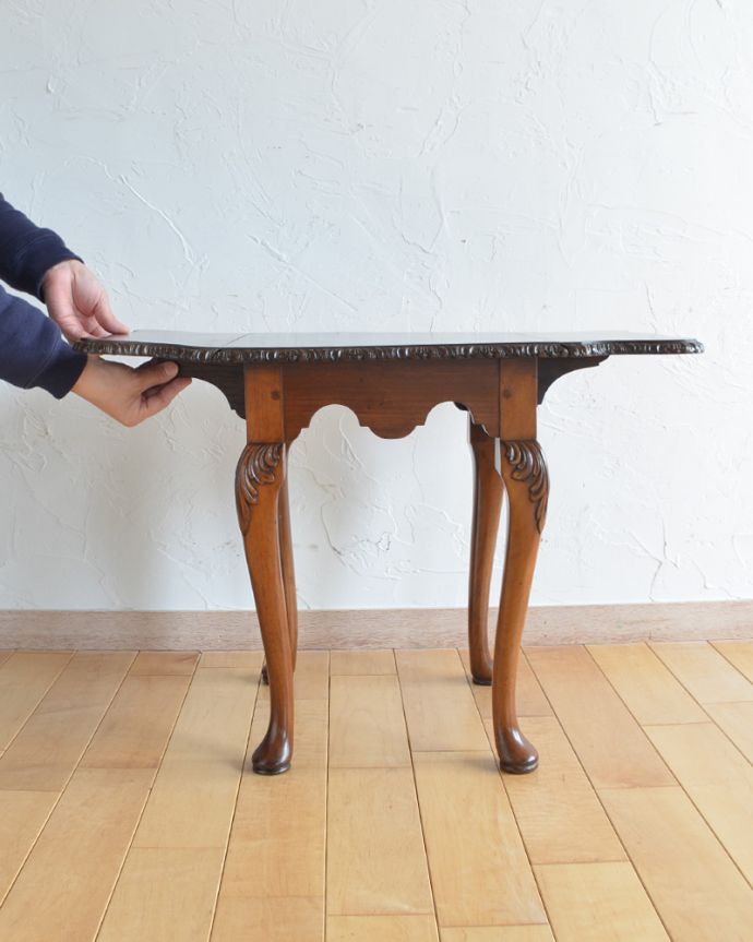 アンティークのテーブル アンティーク家具 伸張式で便利なコーヒーテーブル、アンティークの英国家具(ウォルナット材)。バーを引っ張り出すだけなので、組み立ても簡単!女性の力で大丈夫です。(q-955-f)