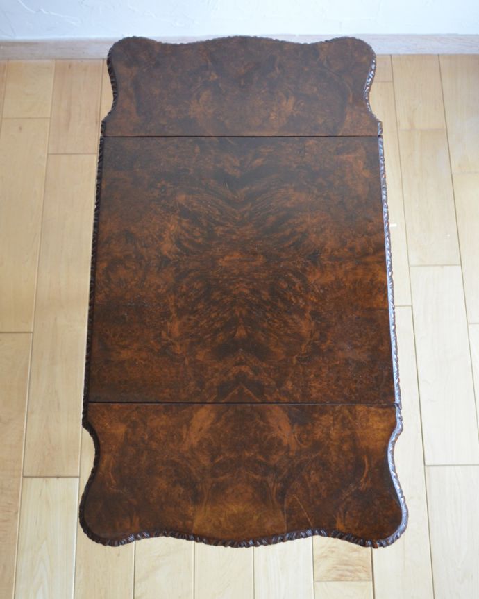 アンティークのテーブル アンティーク家具 伸張式で便利なコーヒーテーブル、アンティークの英国家具(ウォルナット材)。広げた状態の天板です。(q-955-f)