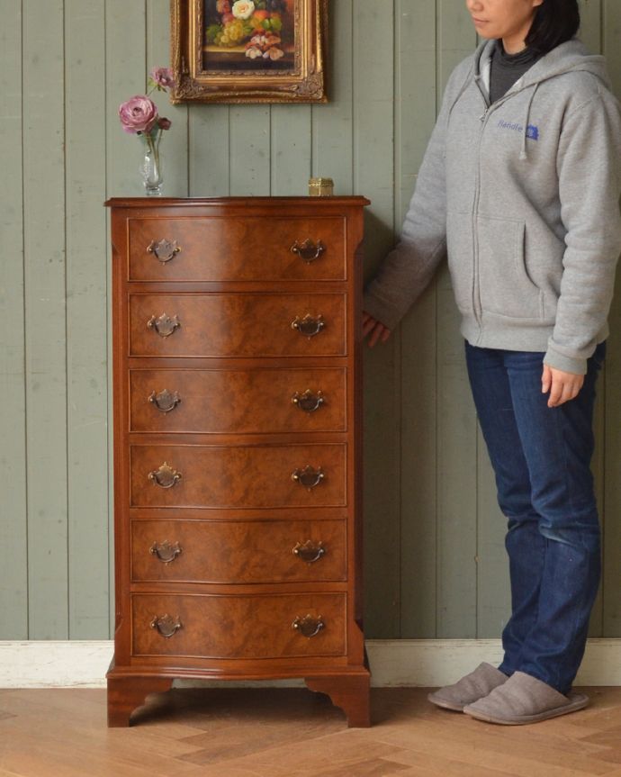 アンティークのチェスト アンティーク家具 高級材を贅沢に使用したアンティーク家具、6杯引き出し付きのチェストオブドロワーズ 。高級感があって女性らしい優しいシルエット。(q-957-f)