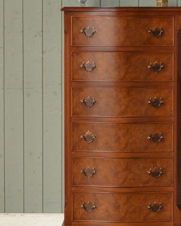 アンティークのチェスト アンティーク家具 高級材を贅沢に使用したアンティーク家具、6杯引き出し付きのチェストオブドロワーズ 。品のある色合いと木目です。(q-957-f)