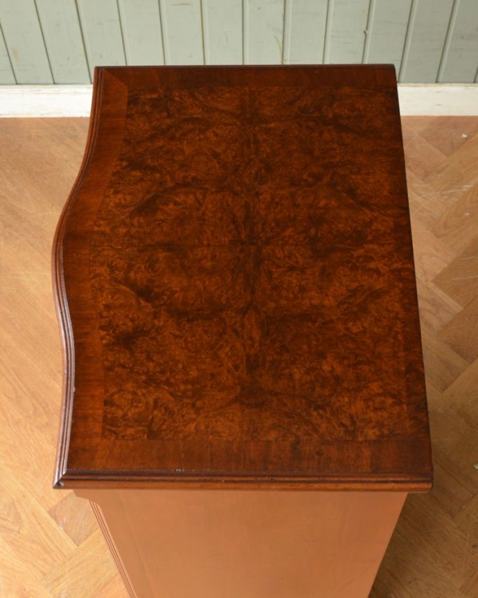 アンティークのチェスト アンティーク家具 高級材を贅沢に使用したアンティーク家具、6杯引き出し付きのチェストオブドロワーズ 。天板も木目がキレイです。(q-957-f)