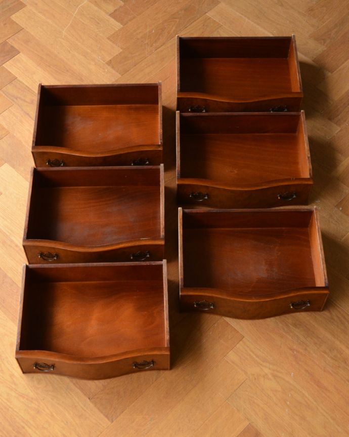 アンティークのチェスト アンティーク家具 高級材を贅沢に使用したアンティーク家具、6杯引き出し付きのチェストオブドロワーズ 。引き出しは6杯。(q-957-f)