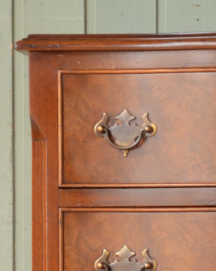アンティークのチェスト アンティーク家具 高級材を贅沢に使用したアンティーク家具、6杯引き出し付きのチェストオブドロワーズ 。ハンドル形のオシャレな取っ手です。(q-957-f)