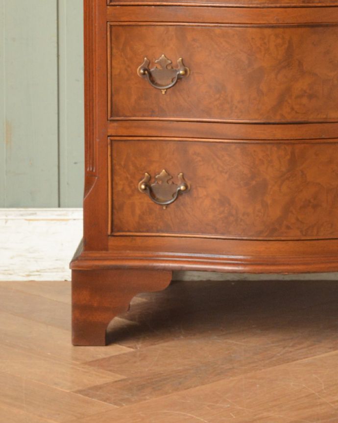 アンティークのチェスト アンティーク家具 高級材を贅沢に使用したアンティーク家具、6杯引き出し付きのチェストオブドロワーズ 。脚付きのタイプは、風通しがいいです。(q-957-f)