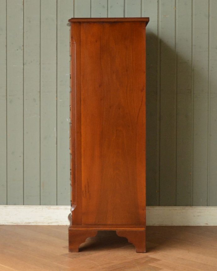 アンティークのチェスト アンティーク家具 高級材を贅沢に使用したアンティーク家具、6杯引き出し付きのチェストオブドロワーズ 。サイドから見ても木目が美しく絵になります。(q-957-f)