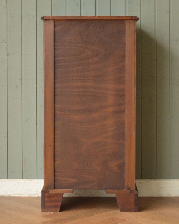 アンティークのチェスト アンティーク家具 高級材を贅沢に使用したアンティーク家具、6杯引き出し付きのチェストオブドロワーズ 。アンティークは新品ではないので、もちろん経年変化によるキズはありますが、専門の職人が目立たないようキレイにお直しをしているので、後姿までキレイです。(q-957-f)