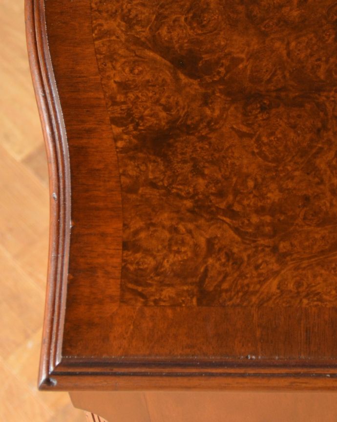 アンティークのチェスト アンティーク家具 高級材を贅沢に使用したアンティーク家具、6杯引き出し付きのチェストオブドロワーズ 。前板がカーブしていて女性らしい雰囲気です。(q-957-f)