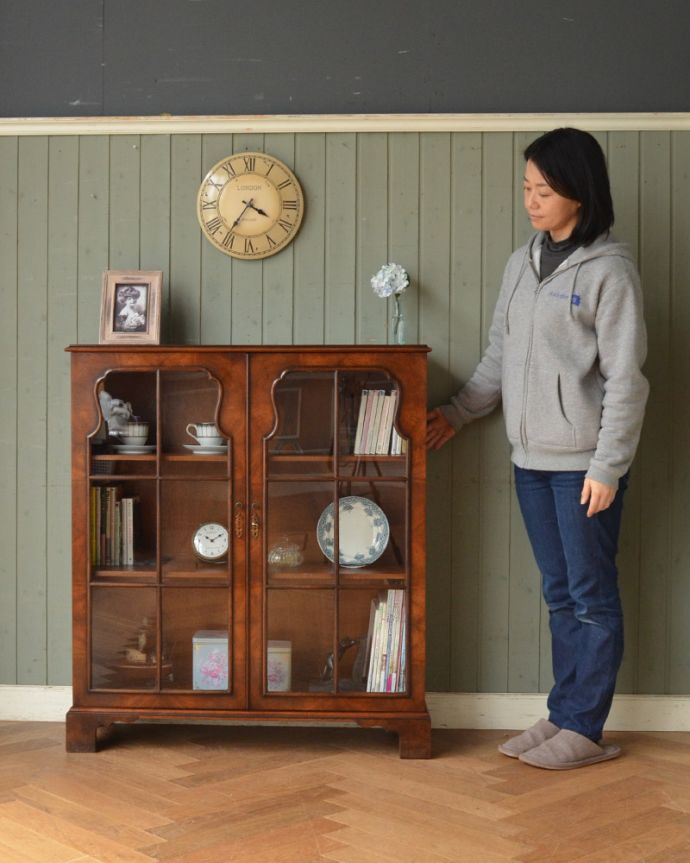 アンティークのキャビネット　アンティーク家具　英国輸入のアンティークの収納家具、木目がキレイなウォルナット材のブックケース（本棚）。本棚としてはもちろん、グラスや食器を並べて飾り棚としても素敵ですよ。(q-958-f)
