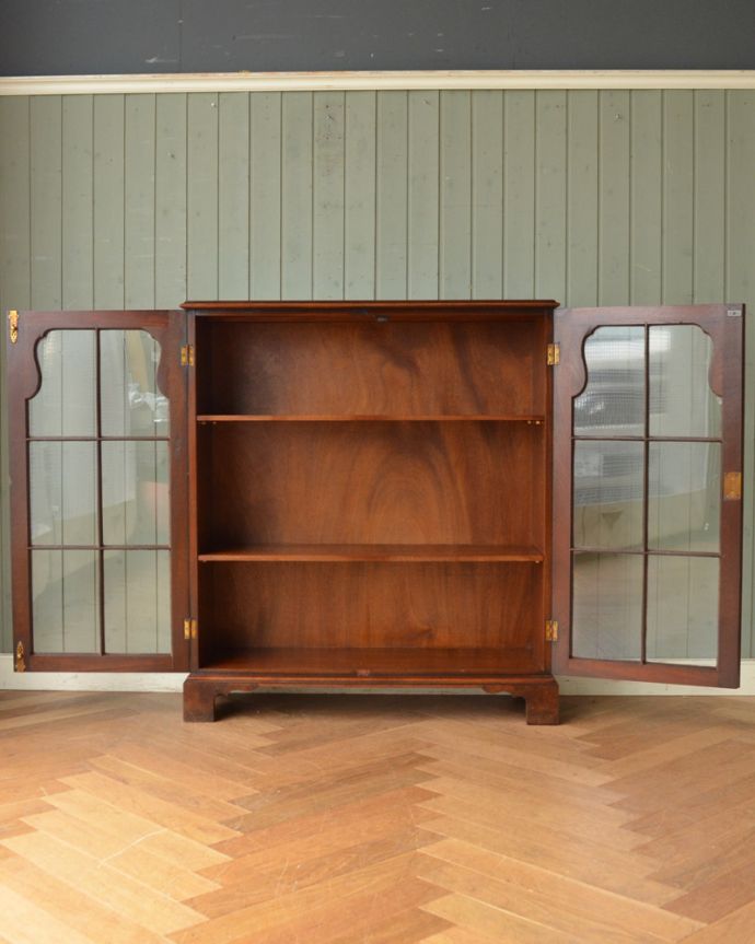 アンティークのキャビネット　アンティーク家具　英国輸入のアンティークの収納家具、木目がキレイなウォルナット材のブックケース（本棚）。食器や写真立て、本やDVDなどなど、たくさん飾ればディスプレイの幅が広がります！ガラスが大きいので、中に飾ったものがいい感じに見えてオシャレになります。(q-958-f)