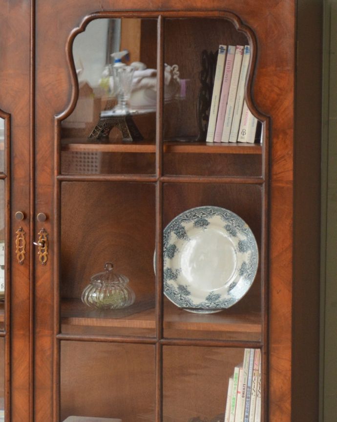 アンティークのキャビネット　アンティーク家具　英国輸入のアンティークの収納家具、木目がキレイなウォルナット材のブックケース（本棚）。細いラインはなんと木製。(q-958-f)
