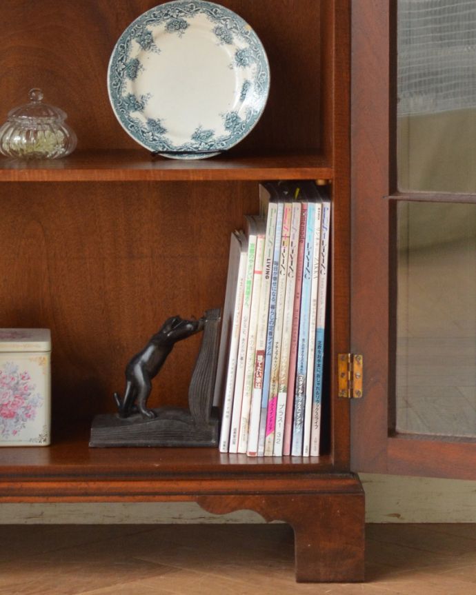 アンティークのキャビネット　アンティーク家具　英国輸入のアンティークの収納家具、木目がキレイなウォルナット材のブックケース（本棚）。雑誌やA4サイズのファイルも収納できます。(q-958-f)