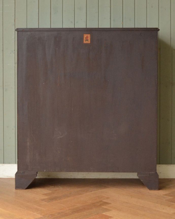 アンティークのキャビネット　アンティーク家具　英国輸入のアンティークの収納家具、木目がキレイなウォルナット材のブックケース（本棚）。アンティークは新品ではないので、もちろん経年変化によるキズはありますが、専門の職人が目立たないようキレイにお直しをしているので、後姿までキレイです。(q-958-f)