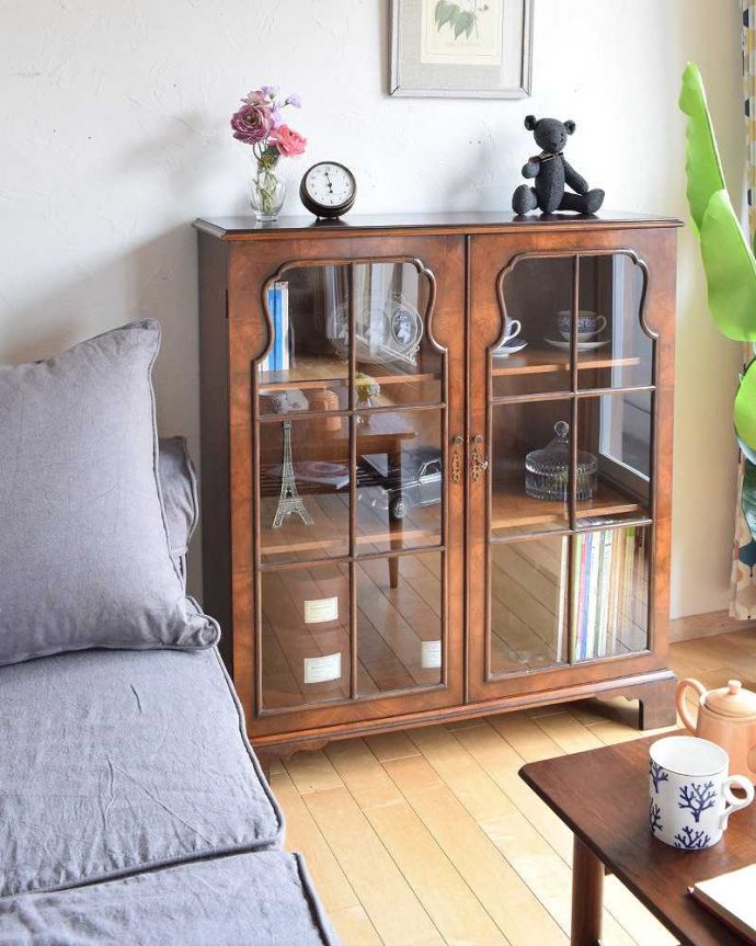 アンティークのキャビネット　アンティーク家具　英国輸入のアンティークの収納家具、木目がキレイなウォルナット材のブックケース（本棚）。ダイニングでもリビングでも･･･このステキなキャビネットは、正直、場所を問わずどこに置いても似合う！ダイニングではカップボードとして、お気に入りの食器を飾りながら収納。(q-958-f)