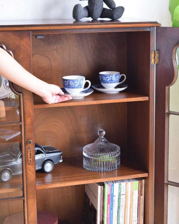 アンティークのキャビネット　アンティーク家具　英国輸入のアンティークの収納家具、木目がキレイなウォルナット材のブックケース（本棚）。何を入れてもOK！全部が素敵に見えちゃう！飾るものがないから…なんて思わないで、お家にあるお客様用のカップなどを入れてみましょう。(q-958-f)
