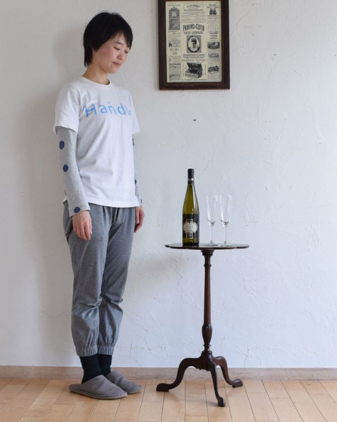 アンティークのテーブル アンティーク家具 英国輸入のアンティク家具、お花のかたちの天板が大人カワイイ、ワインテーブル(オケージョナルテーブル)。玄関で花器を飾ったり、ソファの横に持ってくれば、ちょうどいいサイドテーブルに。(q-959-f)