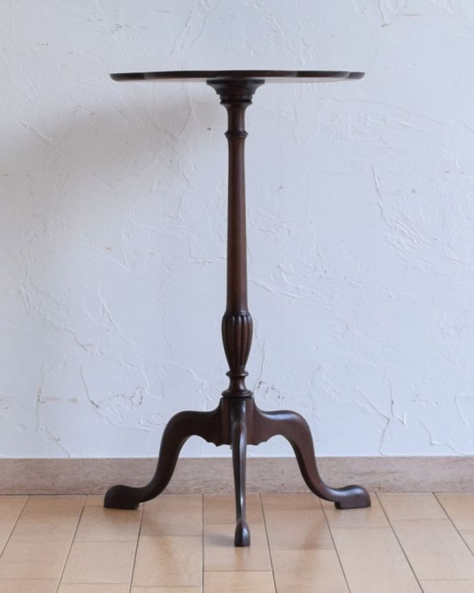 アンティークのテーブル アンティーク家具 英国輸入のアンティク家具、お花のかたちの天板が大人カワイイ、ワインテーブル(オケージョナルテーブル)。1つ1つキレイな装飾には、思わずうっとりしてしまいます。(q-959-f)
