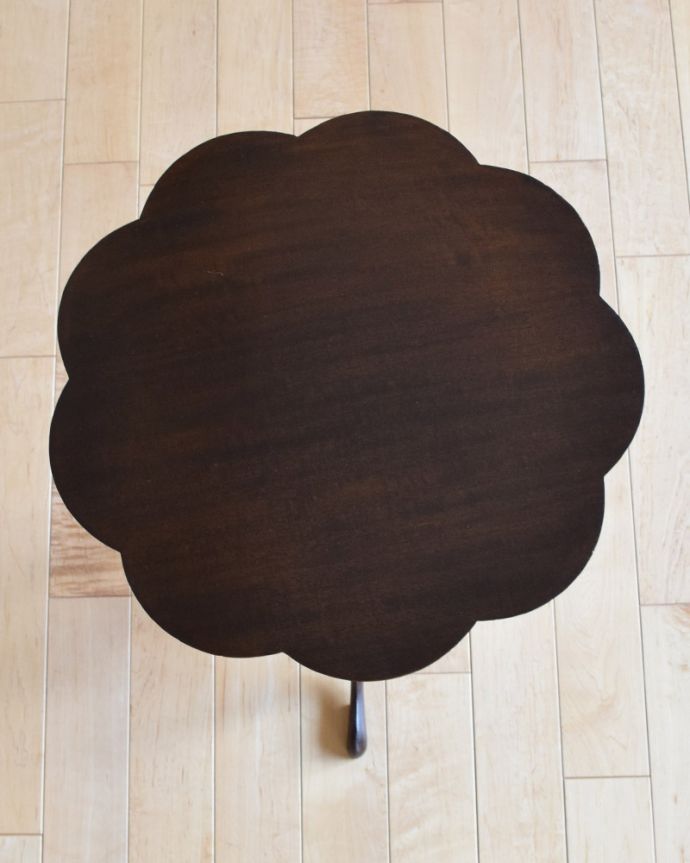 アンティークのテーブル アンティーク家具 英国輸入のアンティク家具、お花のかたちの天板が大人カワイイ、ワインテーブル(オケージョナルテーブル)。上から見ると、天板はこんな感じ。(q-959-f)