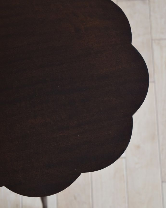 アンティークのテーブル アンティーク家具 英国輸入のアンティク家具、お花のかたちの天板が大人カワイイ、ワインテーブル(オケージョナルテーブル)。お花のようなカッティングがとっても可愛いです。(q-959-f)