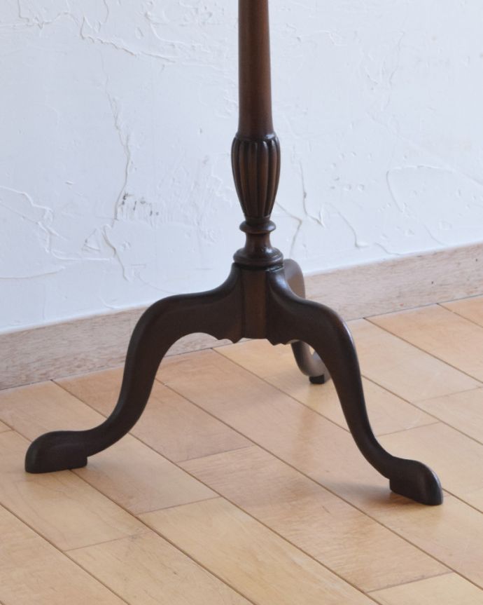 アンティークのテーブル アンティーク家具 英国輸入のアンティク家具、お花のかたちの天板が大人カワイイ、ワインテーブル(オケージョナルテーブル)。脚先までこだわりのシルエットです。(q-959-f)
