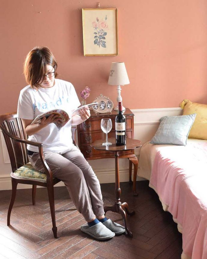 アンティークのテーブル アンティーク家具 英国輸入のアンティク家具、お花のかたちの天板が大人カワイイ、ワインテーブル(オケージョナルテーブル)。いろんな使い方が出来る、便利で優雅なテーブル置くだけで雰囲気をよくしてくれるオケージョナルテーブル。(q-959-f)