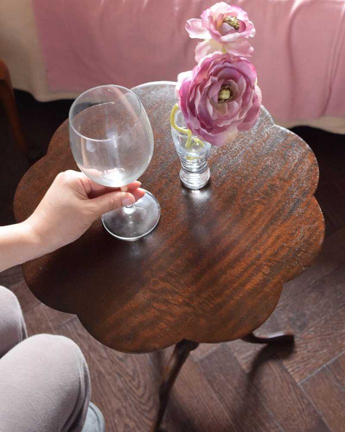 アンティークのテーブル アンティーク家具 英国輸入のアンティク家具、お花のかたちの天板が大人カワイイ、ワインテーブル(オケージョナルテーブル)。小さなテーブルとして便利に使えるので、使いたい場所にちょっと持って行って気軽に使ってみましょう。(q-959-f)