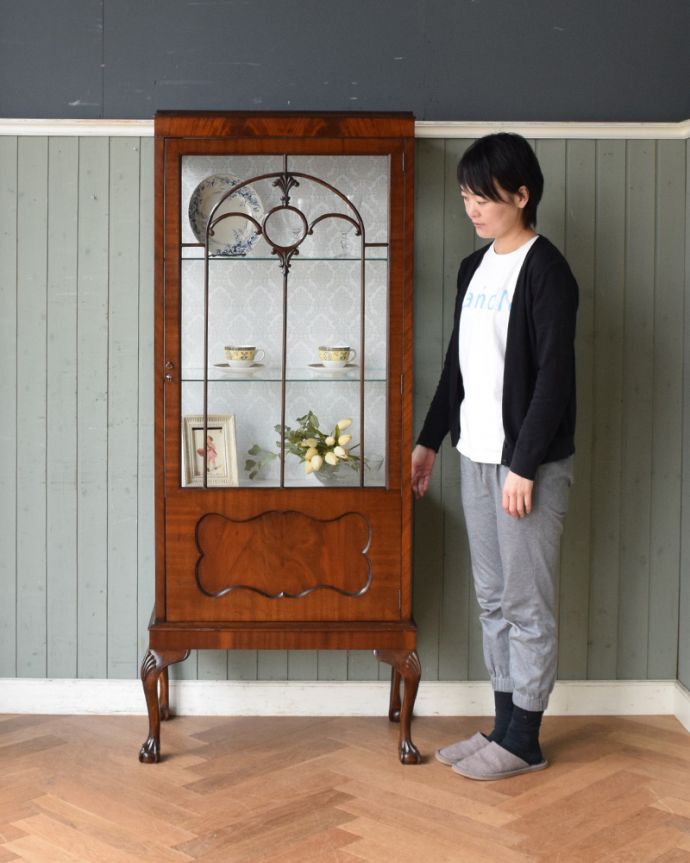 アンティークのキャビネット　アンティーク家具　英国輸入のアンティーク家具、繊細な木製の飾りが美しいマホガニー材のガラスキャビネット。リビングや寝室、玄関などで試してみてください。(q-961-f)