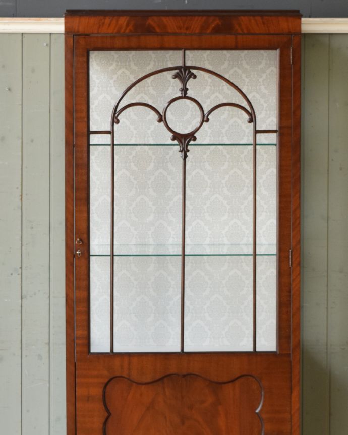 アンティークのキャビネット　アンティーク家具　英国輸入のアンティーク家具、繊細な木製の飾りが美しいマホガニー材のガラスキャビネット。どんなものを飾っても、素敵に見えてしまうキャビネット。(q-961-f)