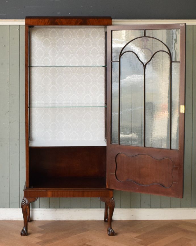 アンティークのキャビネット　アンティーク家具　英国輸入のアンティーク家具、繊細な木製の飾りが美しいマホガニー材のガラスキャビネット。食器や写真立て、本やDVDなどなど、たくさん飾ればディスプレイの幅が広がります！たくさんディスプレイ出来て、お片付けも捗るので嬉しいですよね。(q-961-f)
