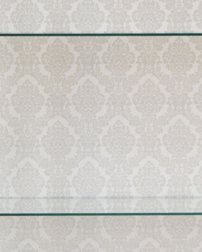 アンティークのキャビネット　アンティーク家具　英国輸入のアンティーク家具、繊細な木製の飾りが美しいマホガニー材のガラスキャビネット。中のアイテムが引き立つ柄をセレクトして、新しいものに張り替えています。(q-961-f)